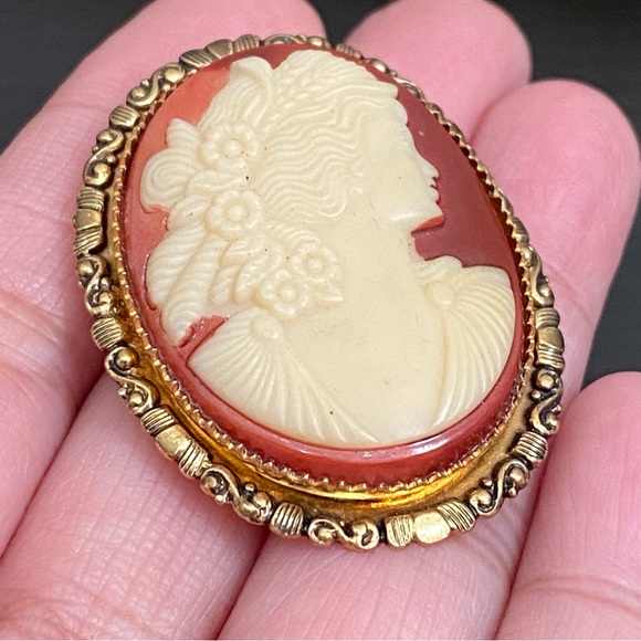 Vintage Unsigned Victorian Lady Cameo Brooch - Picture 6 of 10